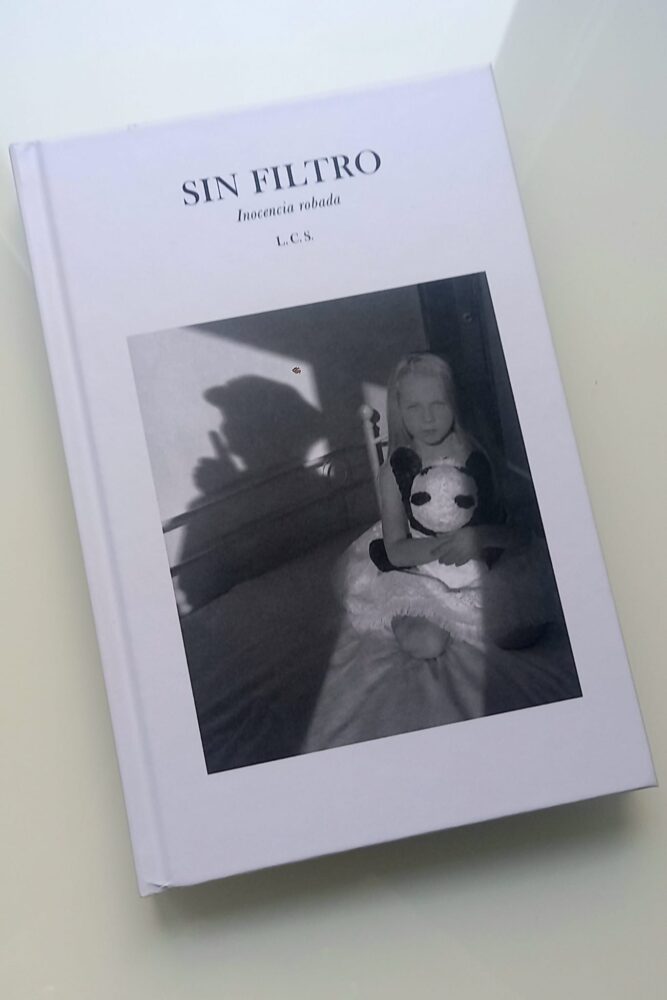 Premio Protección a la Infancia Silvia Villarrazo libro Sin Filtros Inocencia Robada de Laura Cuevas